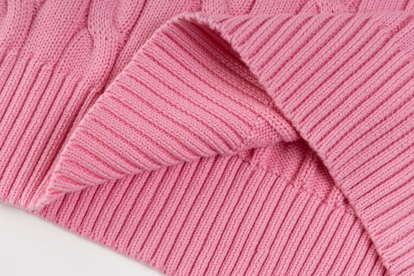 P236 #R92 RALPH LAUREN Ralph Lauren fifteen colors classic small label embroidery logo turtleneck pullover half-zip knitted cable sweater with high-density LOGO embroidery on the chest and original customized tag accessories. Made of pure cotton yarn, pure cotton is skin-friendly and comfortable, small label war horse embroidered twist turtleneck sweater 🐎 high quality, follow the blogger to learn how to wear it! Let’s buy a Ralph Lauren cable sweater. It’s a super hard-to-find series after it became popular. It’s hard to find one on the official website. It’s simple and practical to wear, with a lazy and loose feel. The thickened fabric has more texture, feels soft and delicate, and has a loose fit. Whether worn alone or layered, you can wear different styles of fashion with just one piece!   Size：XS S M L